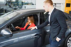 attività commerciale donna acquista un' auto a un' auto concessionaria. concetto di contento attività commerciale persone foto