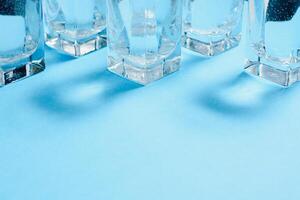 bevanda bicchieri con acqua, nutrizione e assistenza sanitaria concetto, nutrizione e assistenza sanitaria concetto su blu sfondo foto