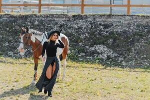 bellissimo fascino donna con un' cavallo foto