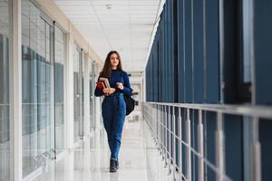 sorridente femmina alunno valorizzare sua futuro di frequentando regolare lezioni foto