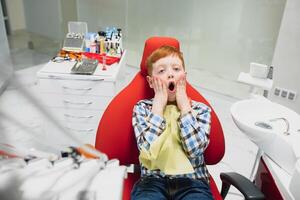 ragazzo soddisfatto con il servizio nel il dentale ufficio. concetto di pediatrico dentale trattamento foto