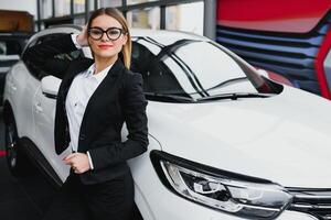 attività commerciale donna acquista un' auto a un' auto concessionaria foto