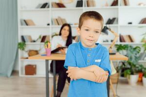 il concetto di bambino psicologia. un' ragazzo a il psicologo foto