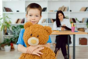 il concetto di bambino psicologia. un' ragazzo a il psicologo foto