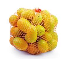 arancia fresca in un sacco di rete di plastica su sfondo bianco