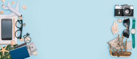superiore Visualizza viaggio concetto con retrò telecamera film, smartphone, carta geografica, passaporto, bussola e attrezzatura di viaggiatore su blu sfondo con copia spazio, turista essenziali, Vintage ▾ tono effetto foto