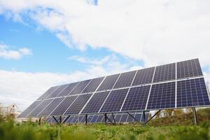 il pannello solare produce energia verde ed ecologica dal sole. foto