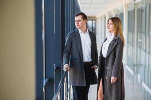 il attività commerciale persone camminare nel il ufficio sala foto