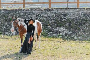 giovane sexy donna con un' cavallo foto