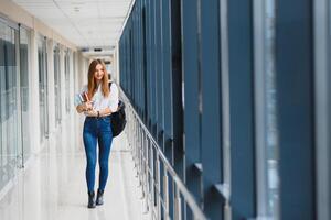 sorridente femmina alunno valorizzare sua futuro di frequentando regolare lezioni foto