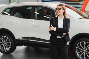 attività commerciale donna nel auto salone. concetto di femmina autista foto