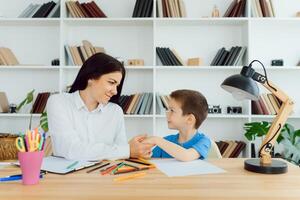 bambino psicologo frequentando piccolo ragazzo. il concetto di psicologico assistenza per bambini. foto