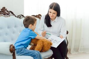 bambino psicologia, bambino in età prescolare fare logica test foto