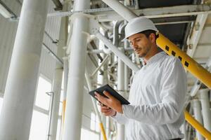 fabbrica manager nel ispezione di produzione. uomo nel industriale ambiente foto