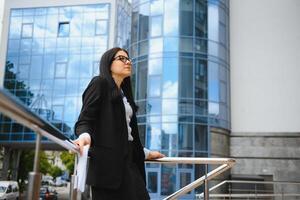 giovane attività commerciale donna ritratto vicino ufficio edificio foto