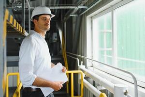 fabbrica manager nel ispezione di produzione. uomo nel industriale ambiente foto