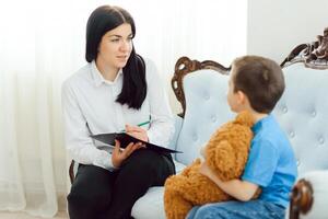 bambino psicologo frequentando piccolo ragazzo. il concetto di psicologico assistenza per bambini. foto