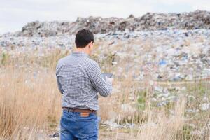 natura conservazione concetto. un' uomo studi il inquinamento di natura. conservazione il ambiente pulire. ecologico i problemi. raccolta differenziata foto