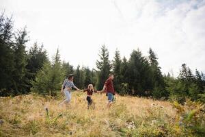 giovane famiglia con bambino riposo su un' montagna. vacanza nel il nazionale parco. foto