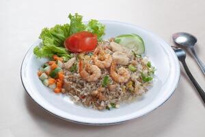 nasi goreng ikan laut o frutti di mare fritte riso foto