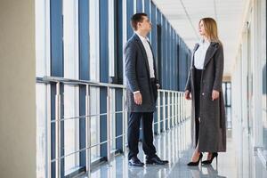 il attività commerciale persone camminare nel il ufficio sala foto