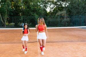 madre e figlia praticante tennis foto