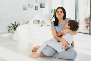 avvicinamento di contento famiglia giocando al di sopra di il letto nel un' rilassato mattina. fine settimana famiglia tempo libero tempo concetto. foto