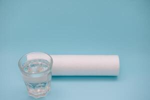 acqua filtri. carbonio cartucce e un' bicchiere su un' blu sfondo. domestico filtrazione sistema. foto