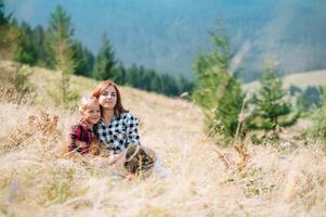 mamma abbracci un' poco figlia a il superiore di il montagna. quadrato. il concetto di famiglia, yoga, viaggio foto