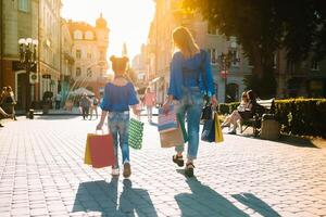 saldi, consumismo, i soldi e persone concetto - contento giovane donna con shopping borse e credito carta nel centro commerciale foto