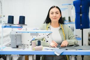 giovane donna Lavorando come sarta nel capi di abbigliamento fabbrica. foto