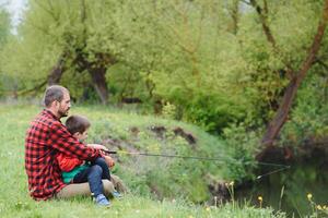 padre e figlio che pescano insieme foto