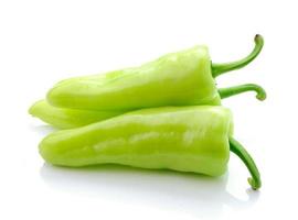 peperoncino verde piccante su bianco