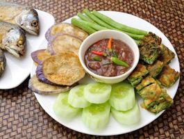 cibo tailandese, salsa di peperoncino fritto di pesce sgombro e verdure fritte con uovo