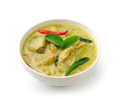 Cibo tailandese pollo al curry verde nel vaso bianco su sfondo bianco foto