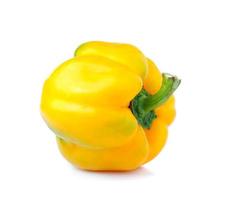 peperone giallo dolce isolato su fondo bianco