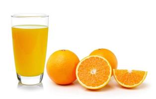 arancia fresca e bicchiere con succo