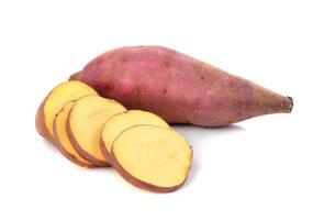 patata dolce su sfondo bianco