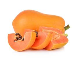 papaia su sfondo bianco