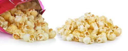 sacchetto di popcorn su sfondo bianco foto