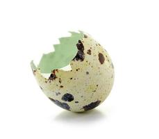 guscio d'uovo rotto, isolato su bianco foto