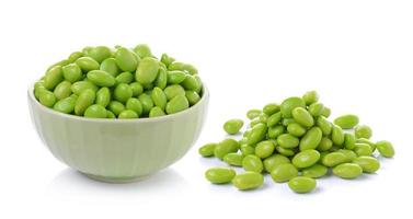 semi di soia verdi su sfondo bianco foto