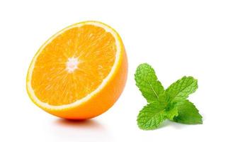 mezza arancia frutta e menta su sfondo bianco foto