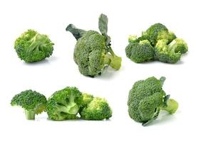 broccoli isolato su sfondo bianco foto