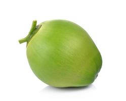 noci di cocco verdi su sfondo bianco foto