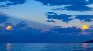 più bel tramonto dorato con nuvole spiaggia di ialysos rodi grecia.