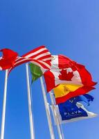 bandiere di molti paesi come la spagna, gli stati uniti, il canada, il messico. foto