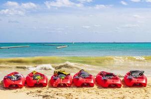 canoe rosse al panorama della spiaggia tropicale playa del carmen messico. foto