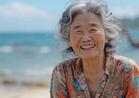 ai generato ritratto di contento anziano asiatico donna sorridente su il spiaggia a tramonto foto