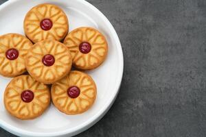 biscotti sandwich con crema di fragole foto